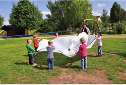 Eduplay Fallschirm Spieltuch 185 cm weiß - aktives Outdoor-Spielzeug