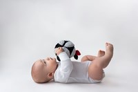 Mom's Care Montessori Babyball mit Spiegel schwarz-weiß sensorisches Spielzeug-3