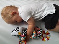 Mom's Care Babyspielzeug Spirale schwarz weiß Rassel Kinderwagen-2