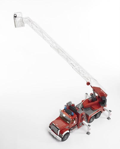 Bruder Feuerwehrfahrzeug Mack Granite mit Leiter, Licht und Wasserpumpe Spielzeug-2