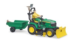 Bruder John Deere Aufsitzrasenmäher Spielzeug mit Zubehör und Anhänger