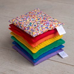 Little Botanic Label sensorisches Spielzeug Bohnensäckchen Regenbogen Konfetti